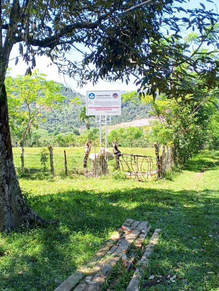 Pemasangan Plang dalam Rangka Pengamanan Aset Universitas Negeri Padang di Balai Gadang