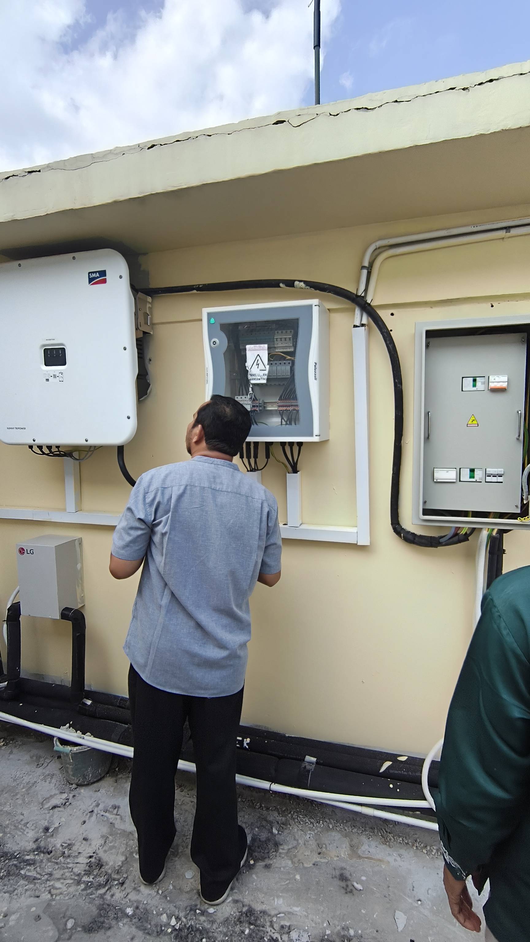 Monitoring PLTS di gedung FEB UNP